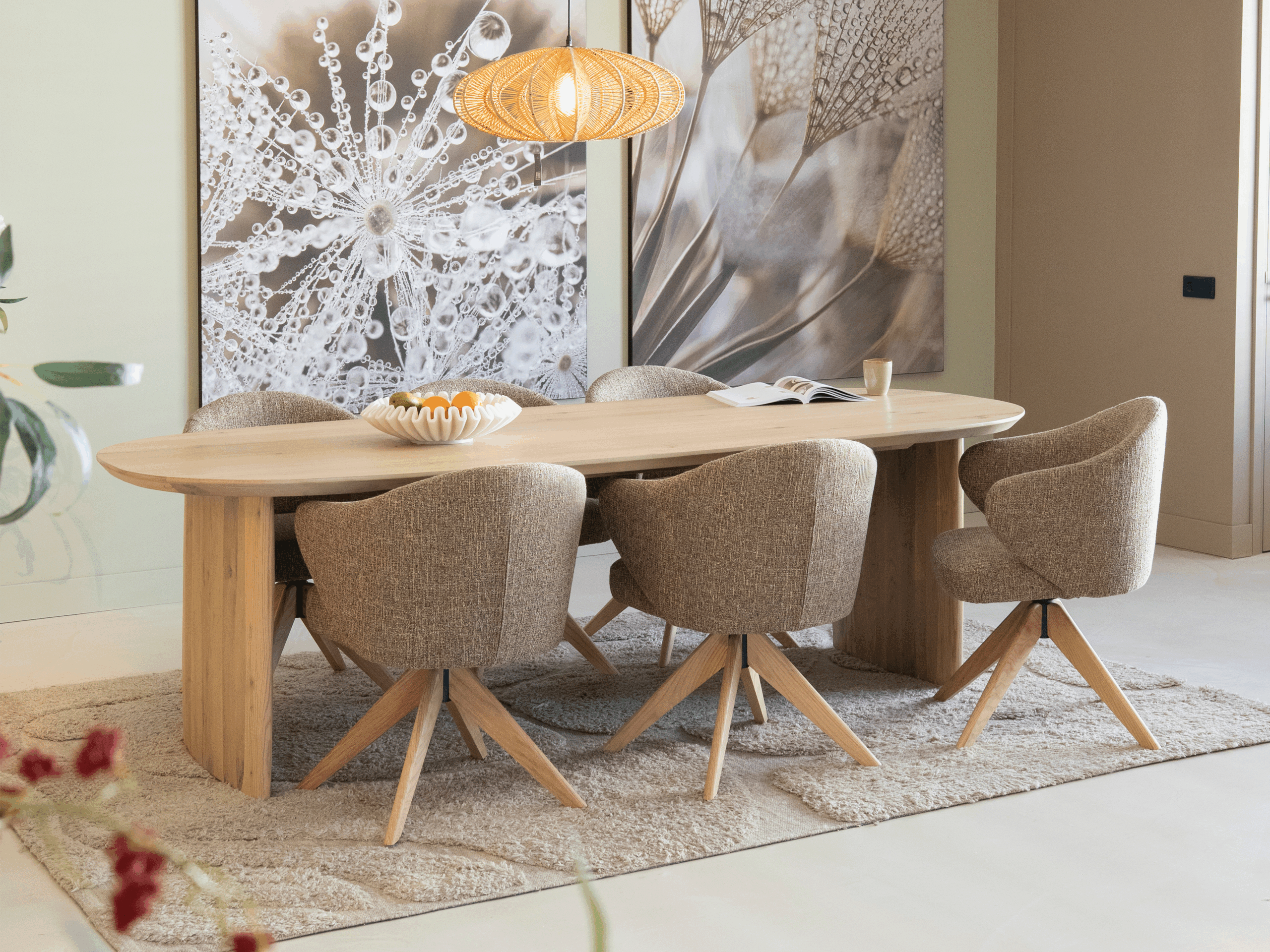 Eetkamerstoel met een brede zitting en gebogen rug voor extra comfort