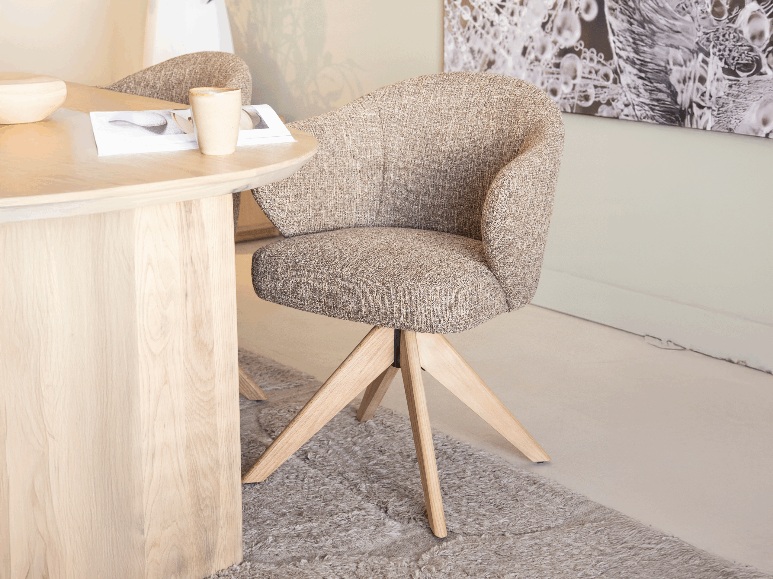 Gestoffeerde eetkamerstoel met ronde rugleuning en stevige houten spinpoot