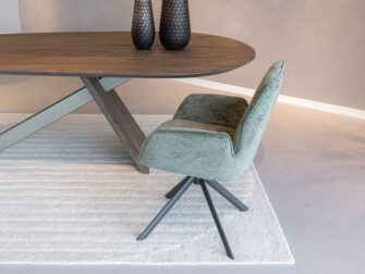 Groene eetkamerstoel in patroon stof met zwart draaibaar onderstel