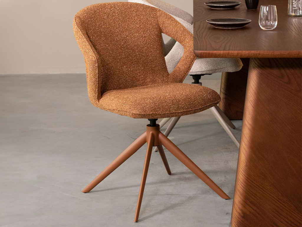 Eetkamerstoel in Coral Bouclé met terra metalen poten, 360 graden draaibaar