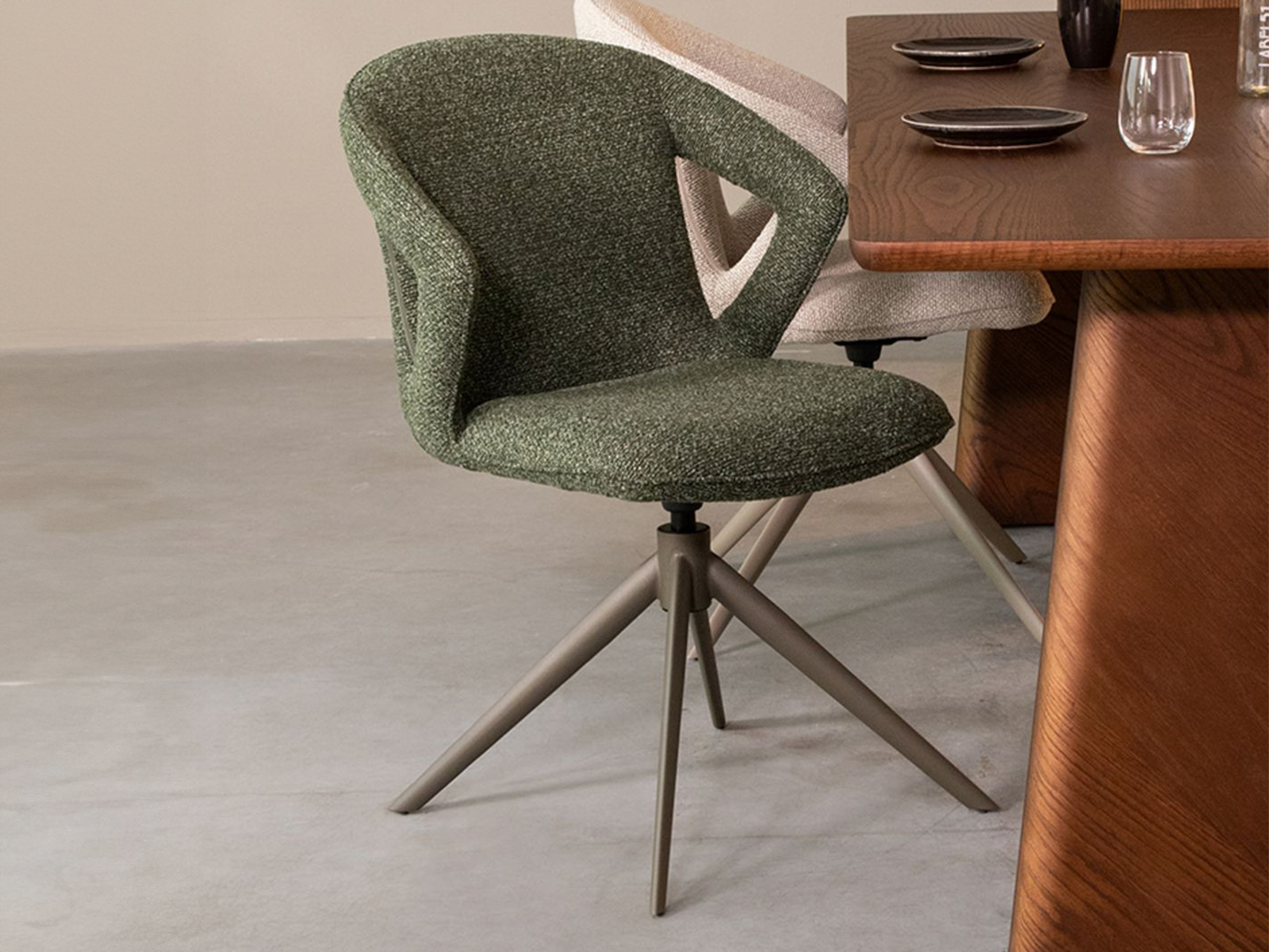 Eetkamerstoel in Forest Bouclé met donkergroen metalen onderstel, 360 graden draaibaar