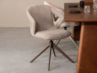 Comfortabele eetkamerstoel in zacht Mushroom Bouclé, ondersteund door een bronzen frame