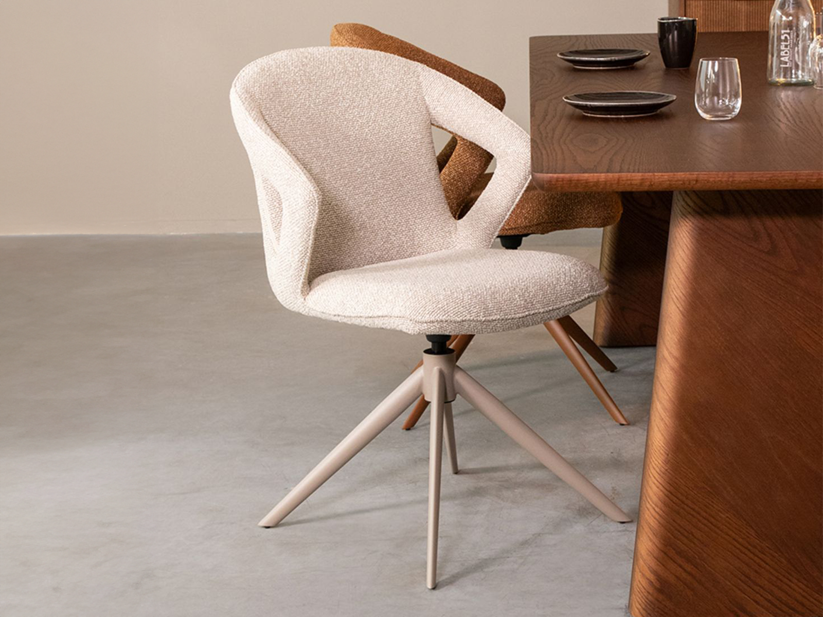Minimalistische eetkamerstoel in naturel Bouclé met taupe metalen poten, 360 graden draaibaar