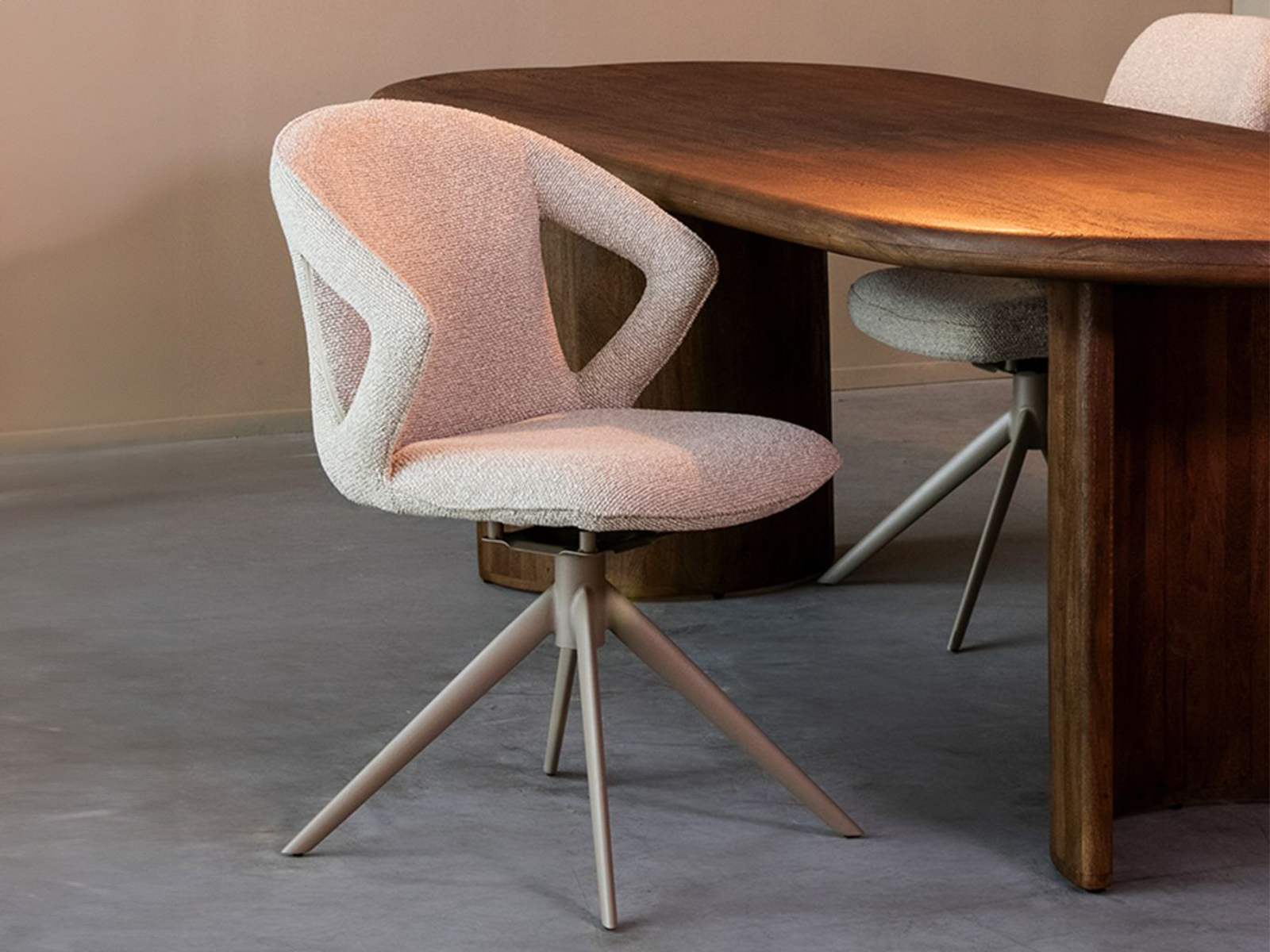 Eetkamerstoel in Naturel Bouclé met taupekleurig metalen onderstel, elegant en stijlvol