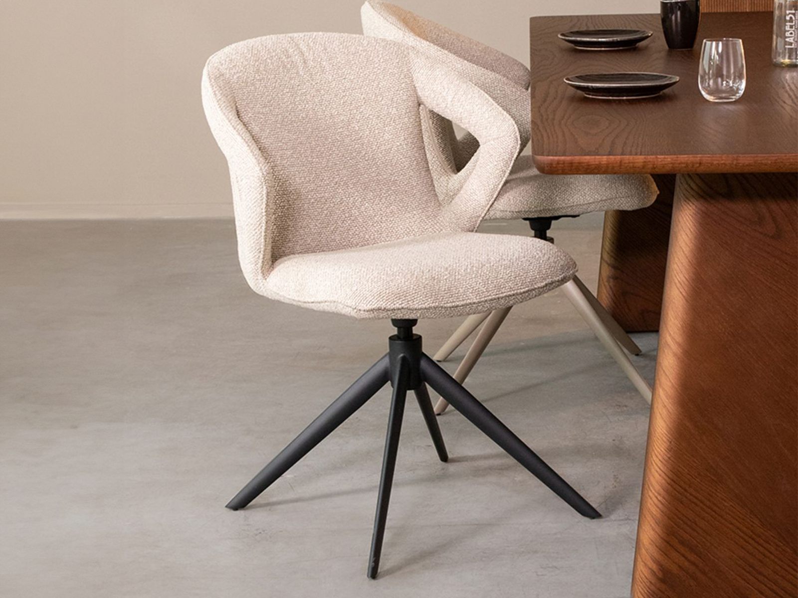 eetkamerstoel in Naturel Bouclé met zwart metalen frame, perfect voor een moderne eetkamer