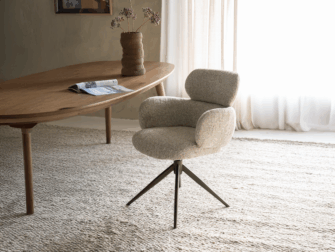 beige eetkamerstoel met armleuningen