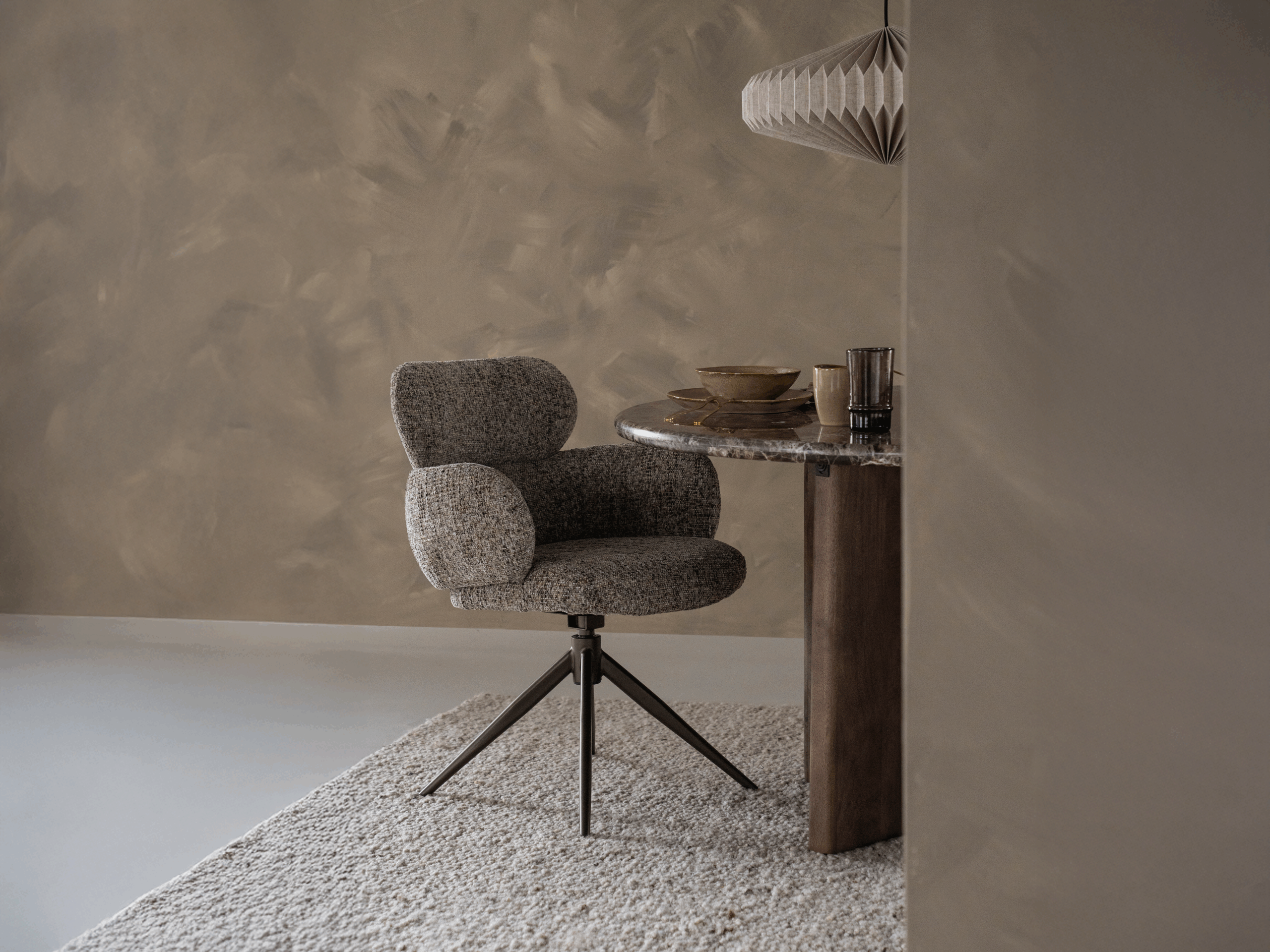taupe kleur eetkamerstoel, draaibaar frame en armleuning