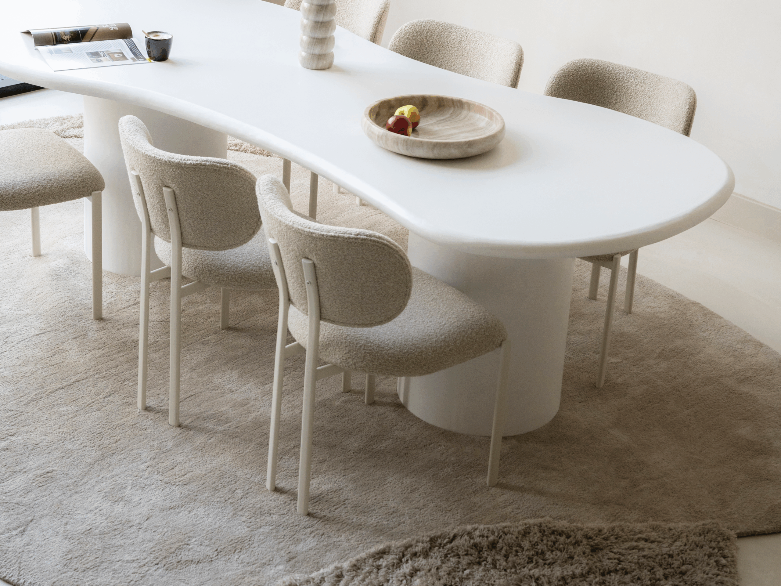 taupe kleurige eetkamerstoel met wit frame