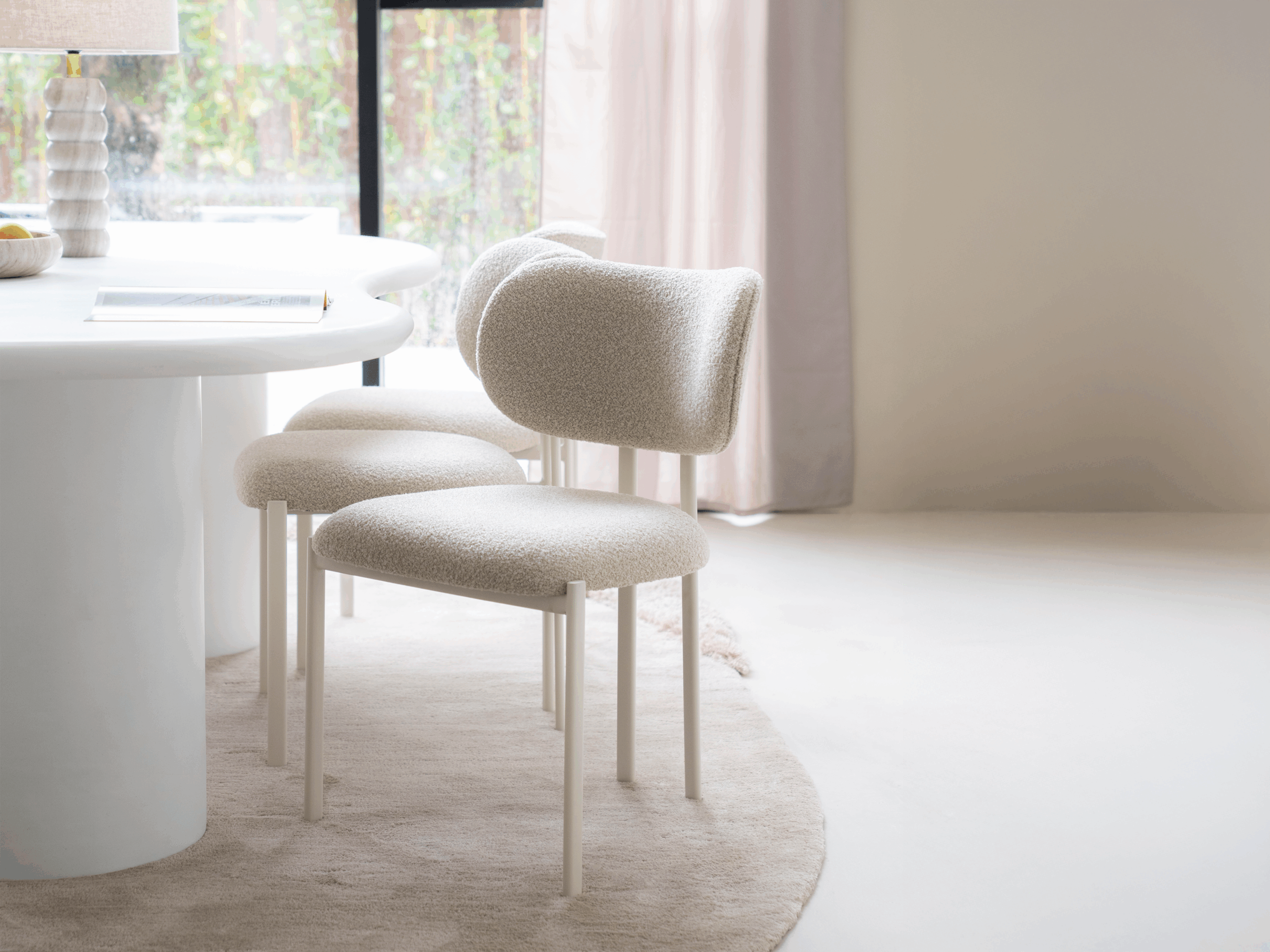 zacht kleurige beige eetkamerstoelen