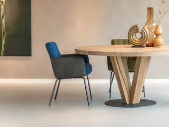Moderne eetkamerstoel Dimaro in denim en grafiet, een stijlvolle keuze voor elke eetkamer.