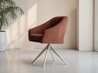 Eetkamerstoel Doriana - Eppic select moric lilac - onderstel t - metaalkleur sunstone Terracottakleurige draaistoel met ronde armleuningen en comfortabele zitting