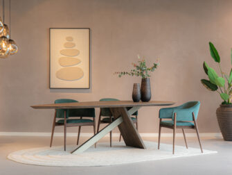 eetkamerstoel met stoffen kuip en houten poten voor een moderne uitstraling