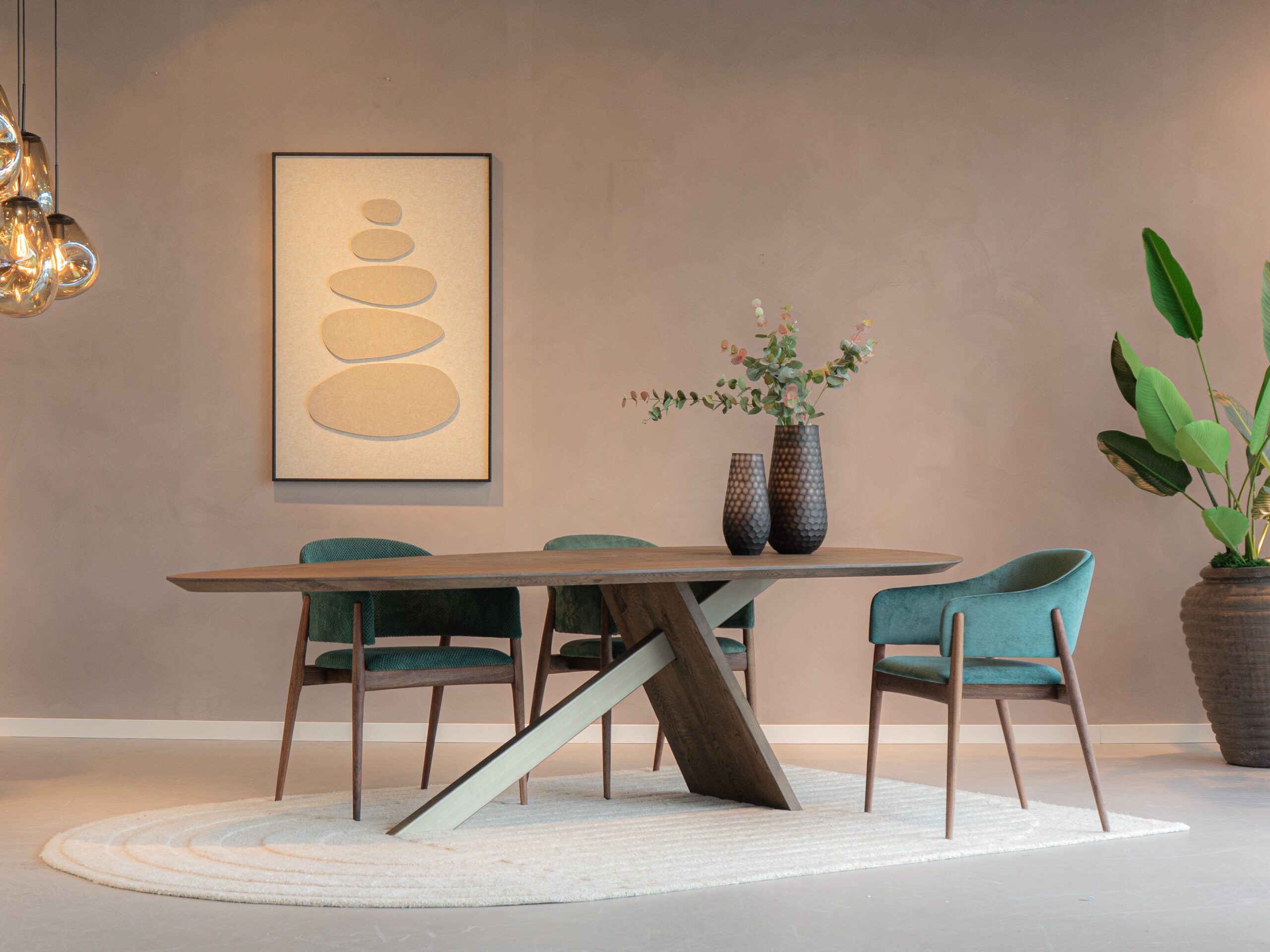 eetkamerstoel met stoffen kuip en houten poten voor een moderne uitstraling