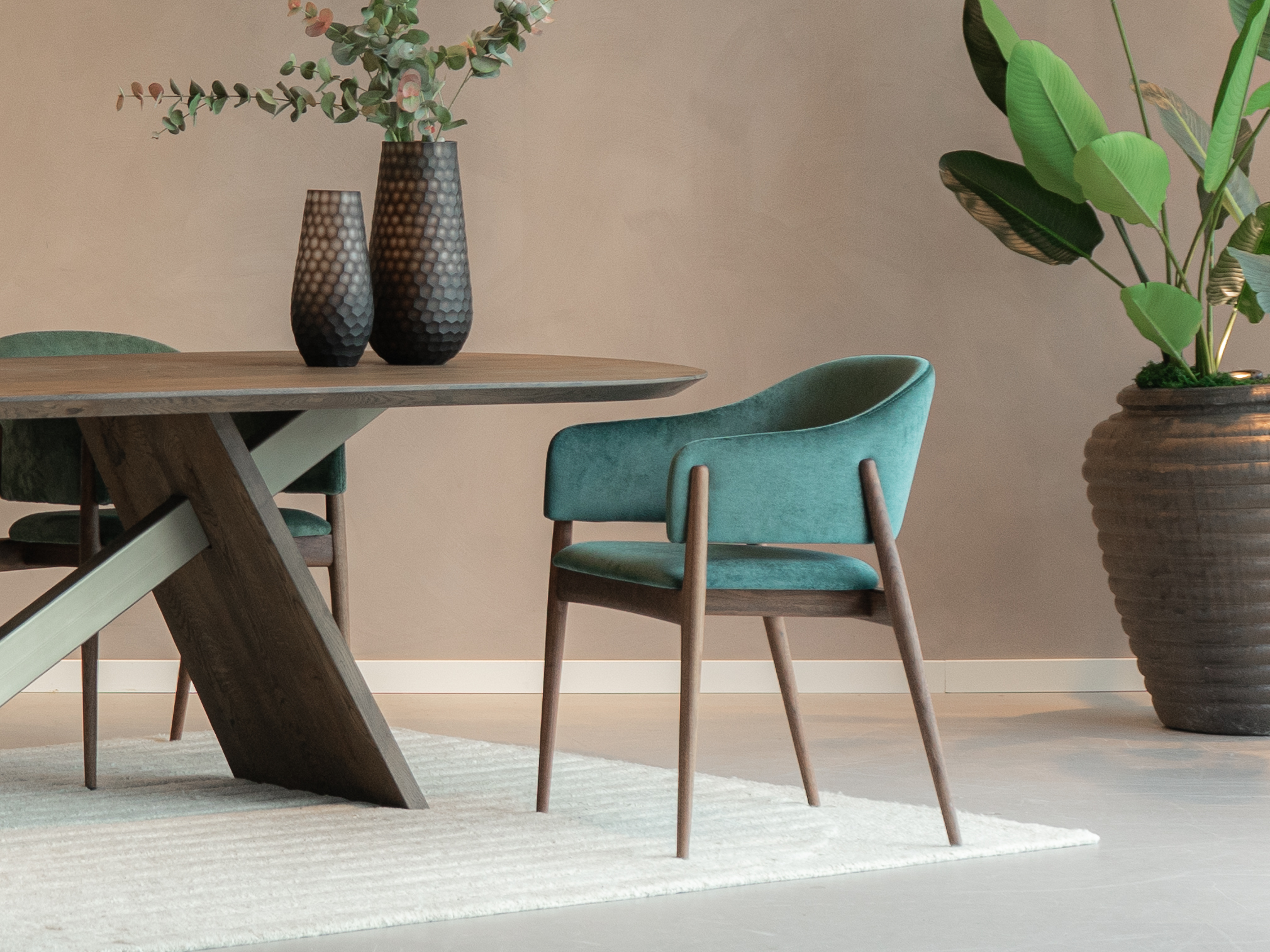 eetkamerstoel met armleuningen voor extra comfort tijdens lange diners