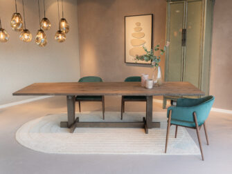 houten eetkamerstoel met klassieke uitstraling en stevige constructie