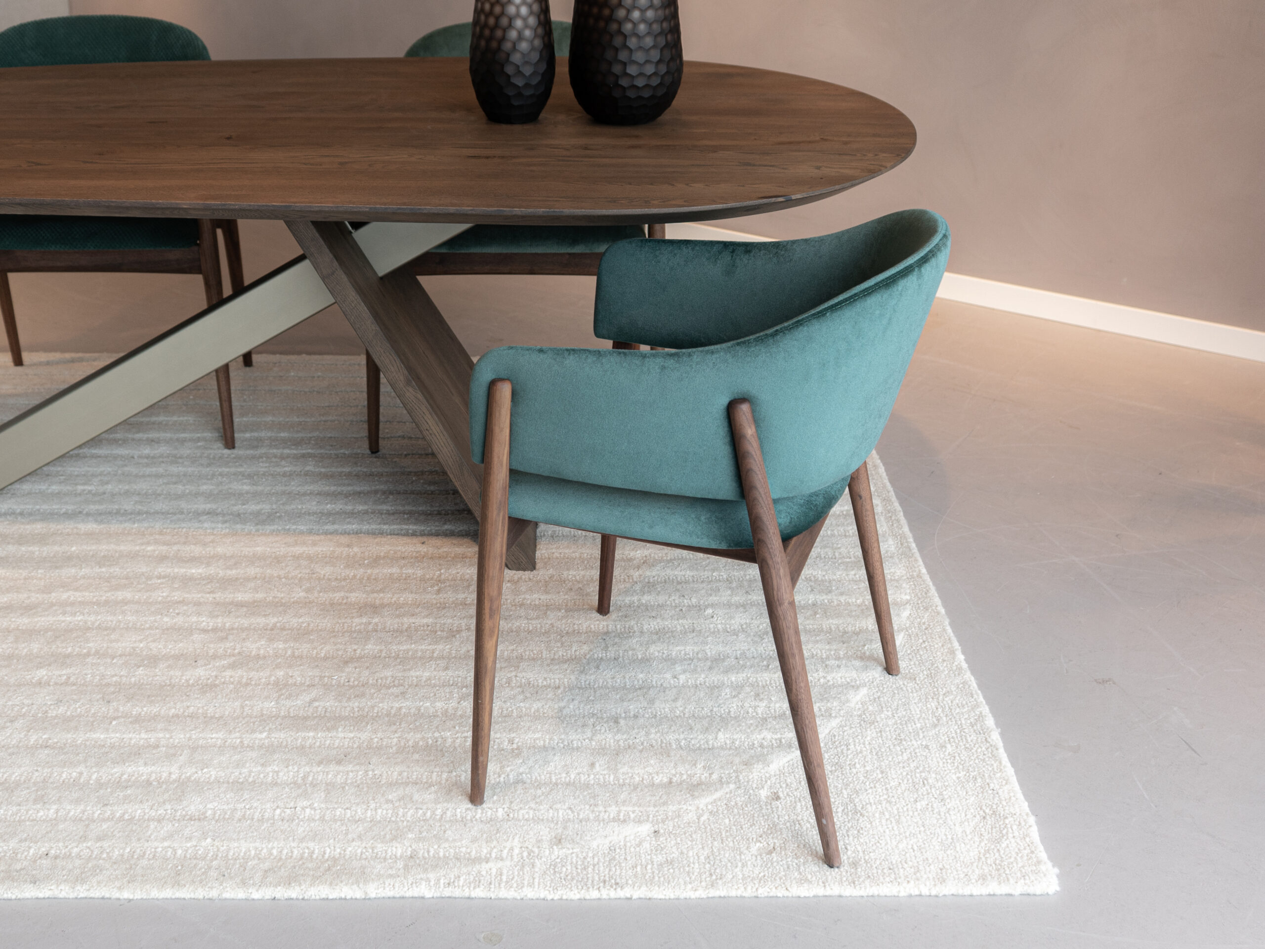 Minimalistische kuipstoel met ergonomisch design