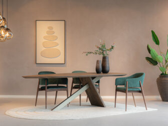 scandinavische eetkamerstoel met walnoot poten