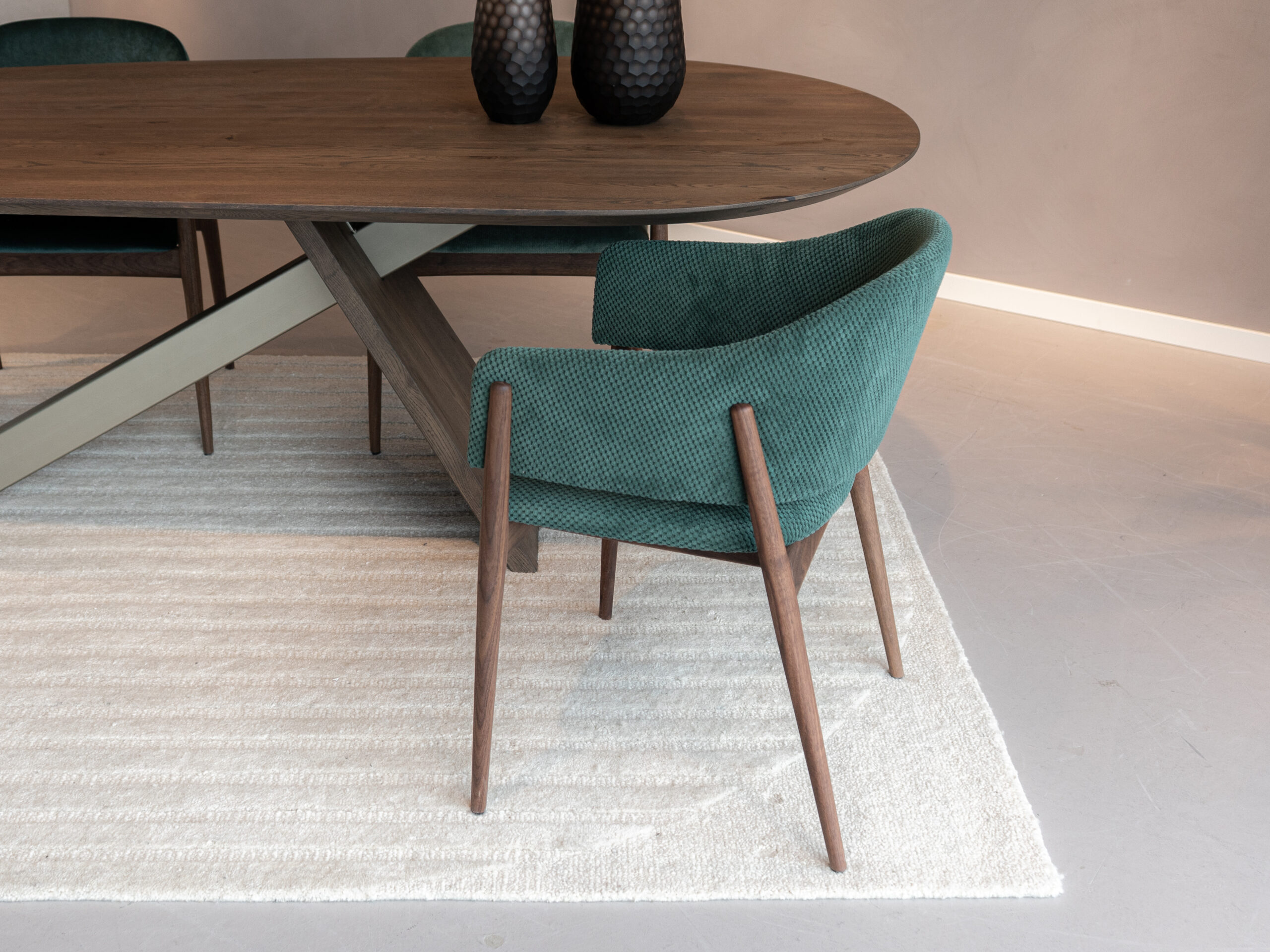 stoffen bekleding en houten onderstel eetkamerstoel