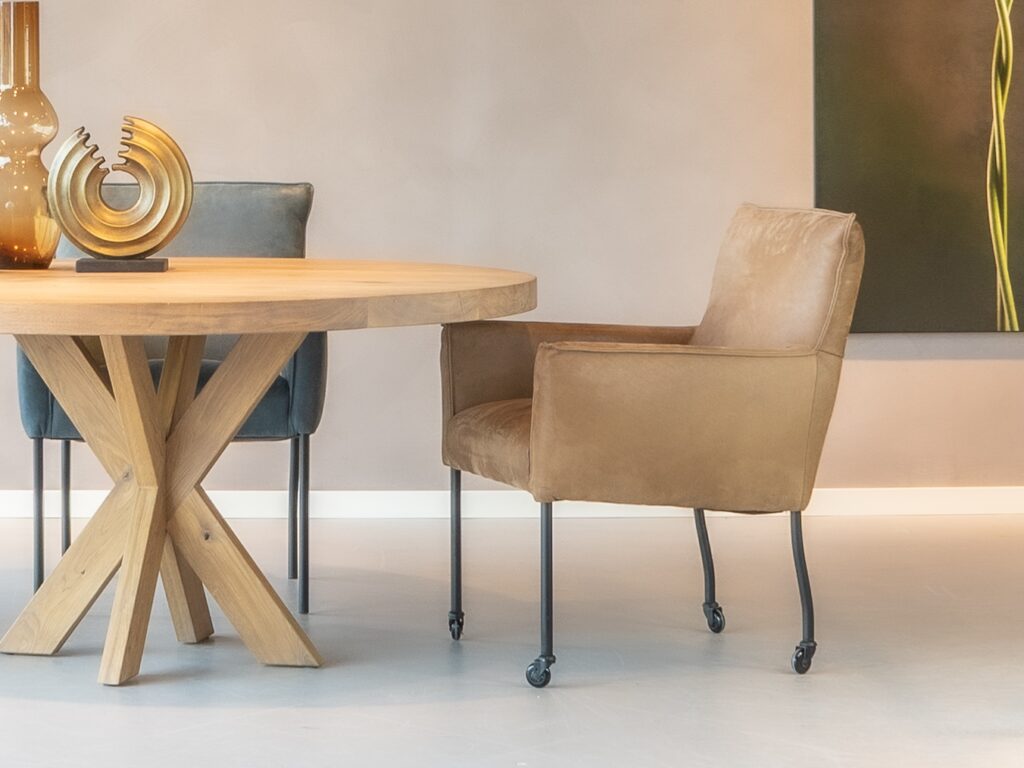 bruine stoel op wielen met armleuning