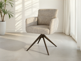 Comfortabele beige stoel met armleuningen