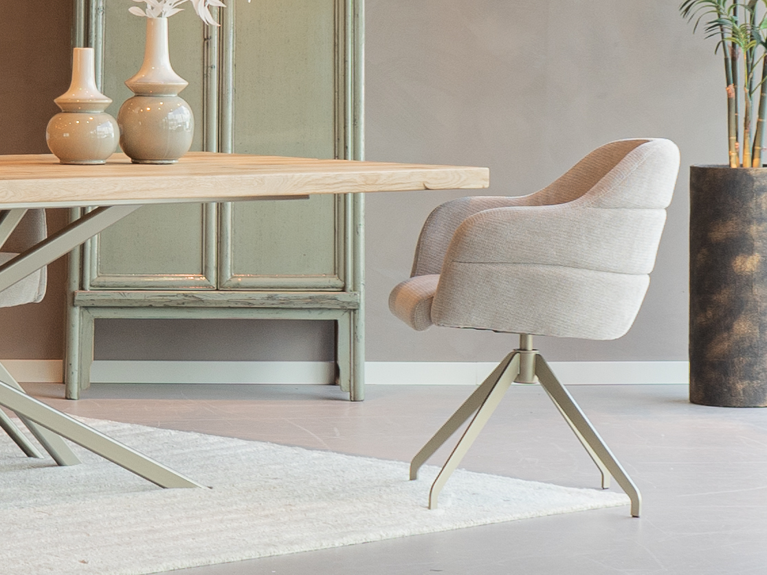 design eetkamerstoel in beige zachte stof met draaibaar champagne kleur onderstel