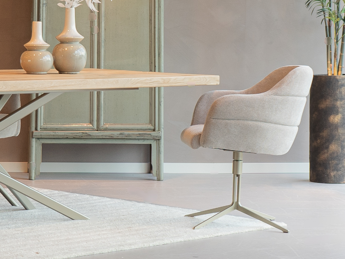 Eetkamerstoel met zachte beige stof met structuur en een midden draaibare poot