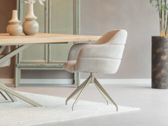 Eetkamerstoel in beige stof met een licht draaibaar onderstel