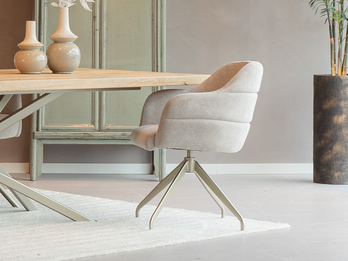 Eetkamerstoel in beige stof met een licht draaibaar onderstel