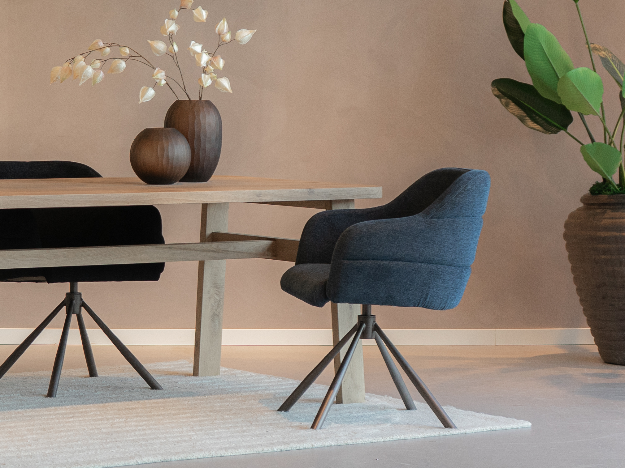 Moderne eetkamerstoel met autoreturnfunctie in donkerblauw