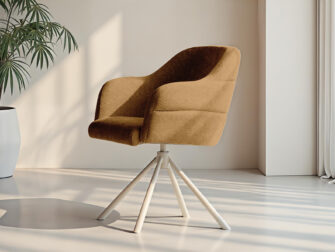 cognac kuipstoel met lichte textuur en gekleurd metalen onderstel