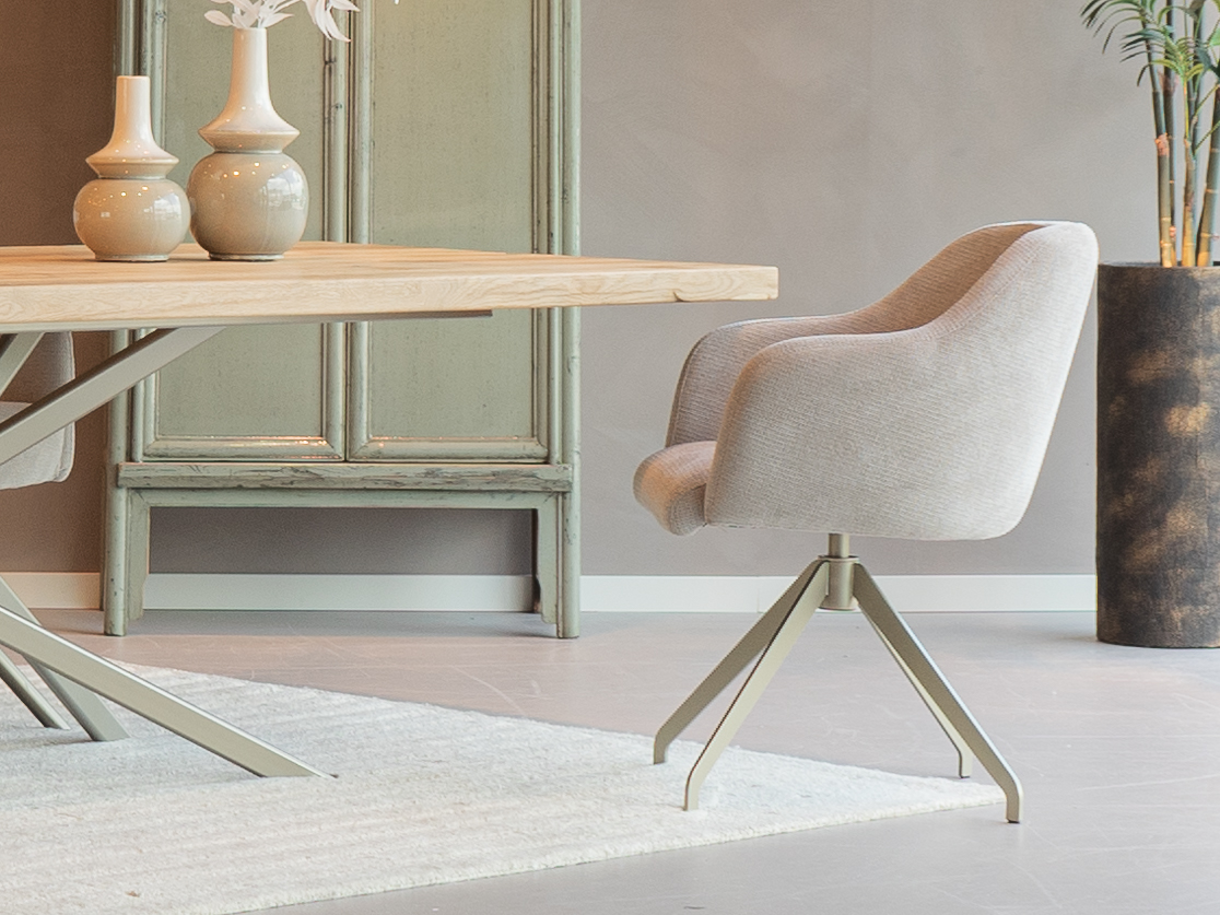 stoel armleuningen met champagne onderstel in stof mito beige