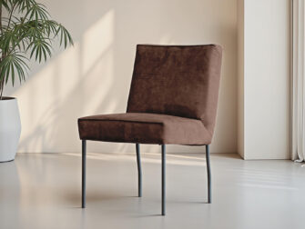 Warmbruine eetkamerstoel in zachte stof met smalle metalen pootjes
