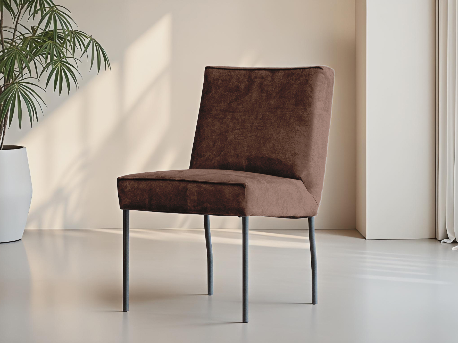 Warmbruine eetkamerstoel in zachte stof met smalle metalen pootjes