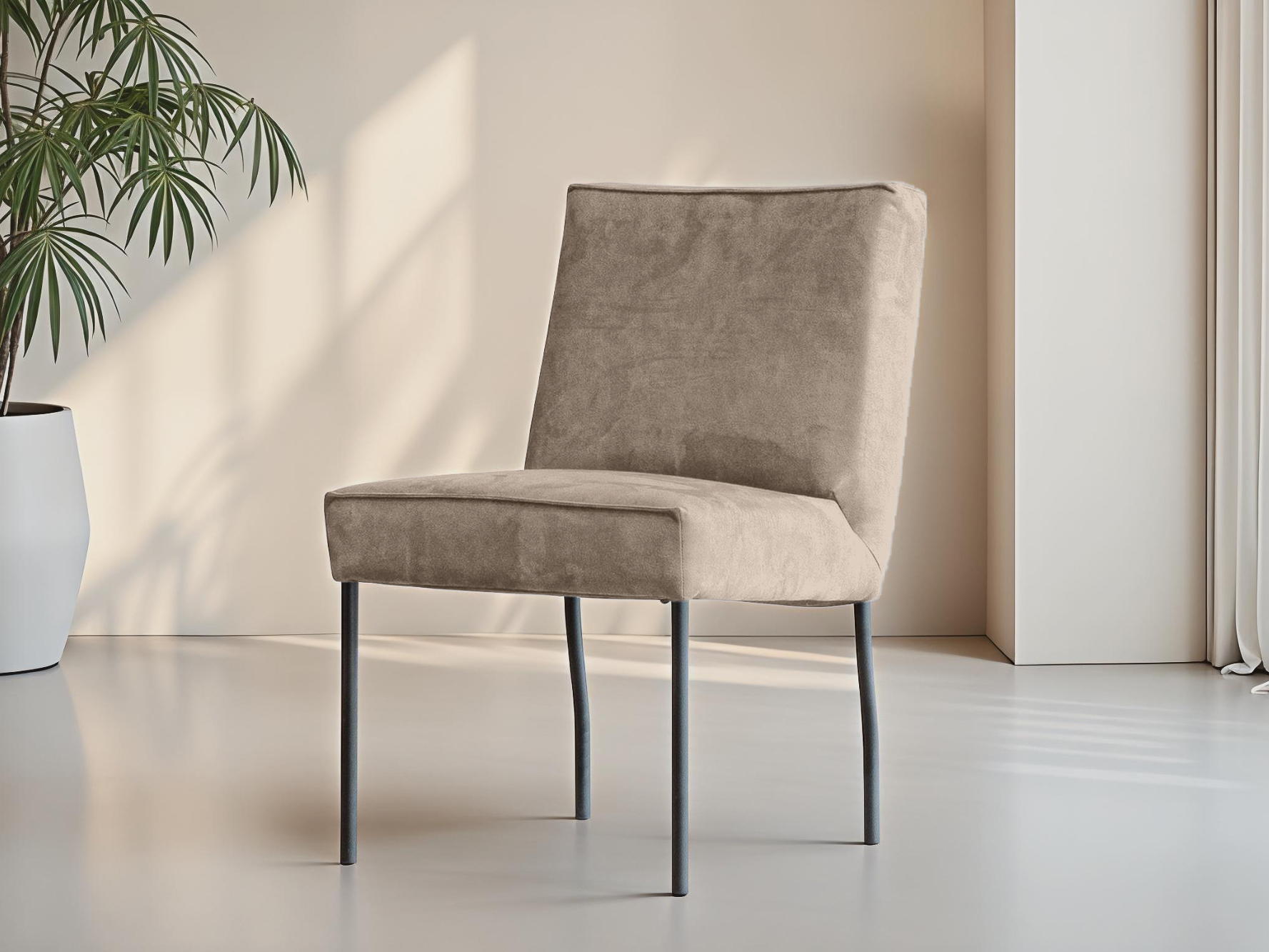 Lichte eetkamerstoel met vier zwarte ronde pootjes en zonder armleuning