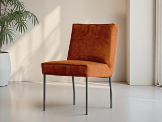 Cognac eetkamerstoel met zwarte metalen pootjes en stevige zitting