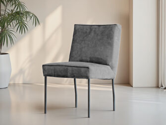 Elegante eetkamerstoel met smalle zwarte pootjes en comfortabele suède zitting