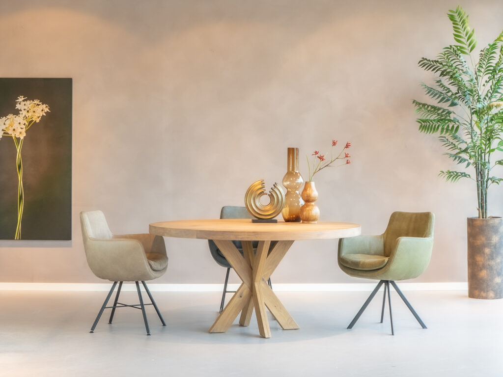 eetkamerstoel met afgeronde rugleuning en metalen poten