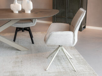 Eetkamerstoel met gekleurd frame en comfortabele rugleuning