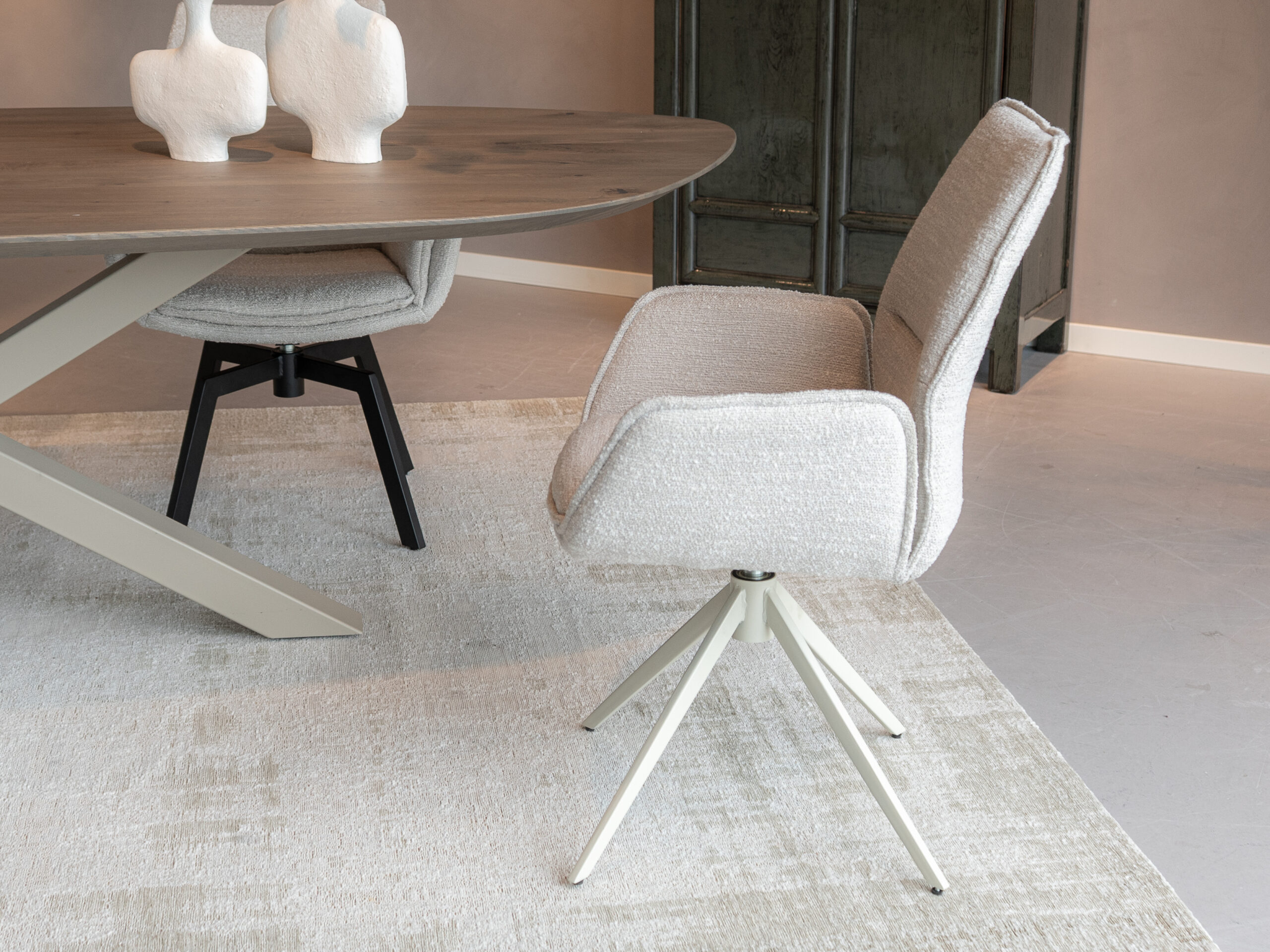 Eetkamerstoel met gekleurd frame en comfortabele rugleuning