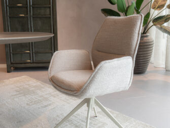 Eetkamerstoel met beige metalen frame en zachte stoffen zitting