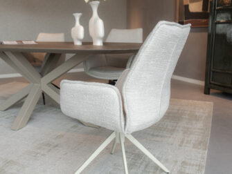 Moderne eetstoel met metalen poten en zachte teddy bekleding