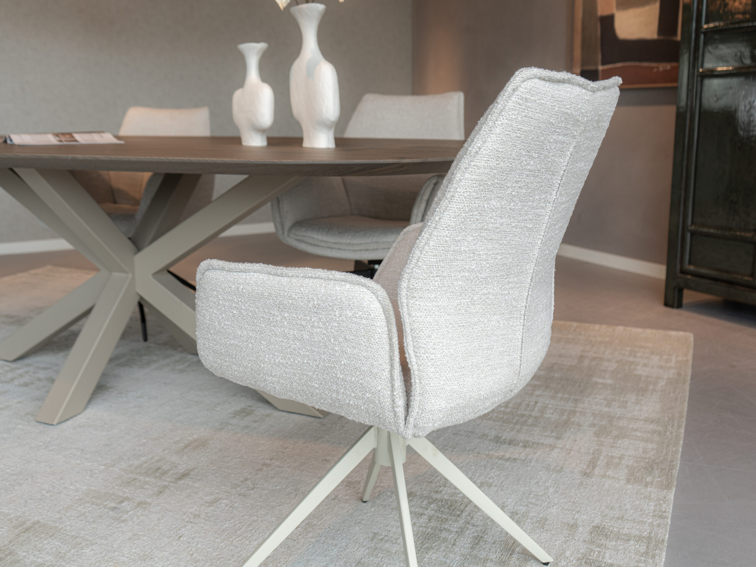 Moderne eetstoel met metalen poten en zachte teddy bekleding