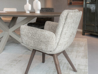 Eetkamerstoel met rustiek houten frame en duurzame materialen