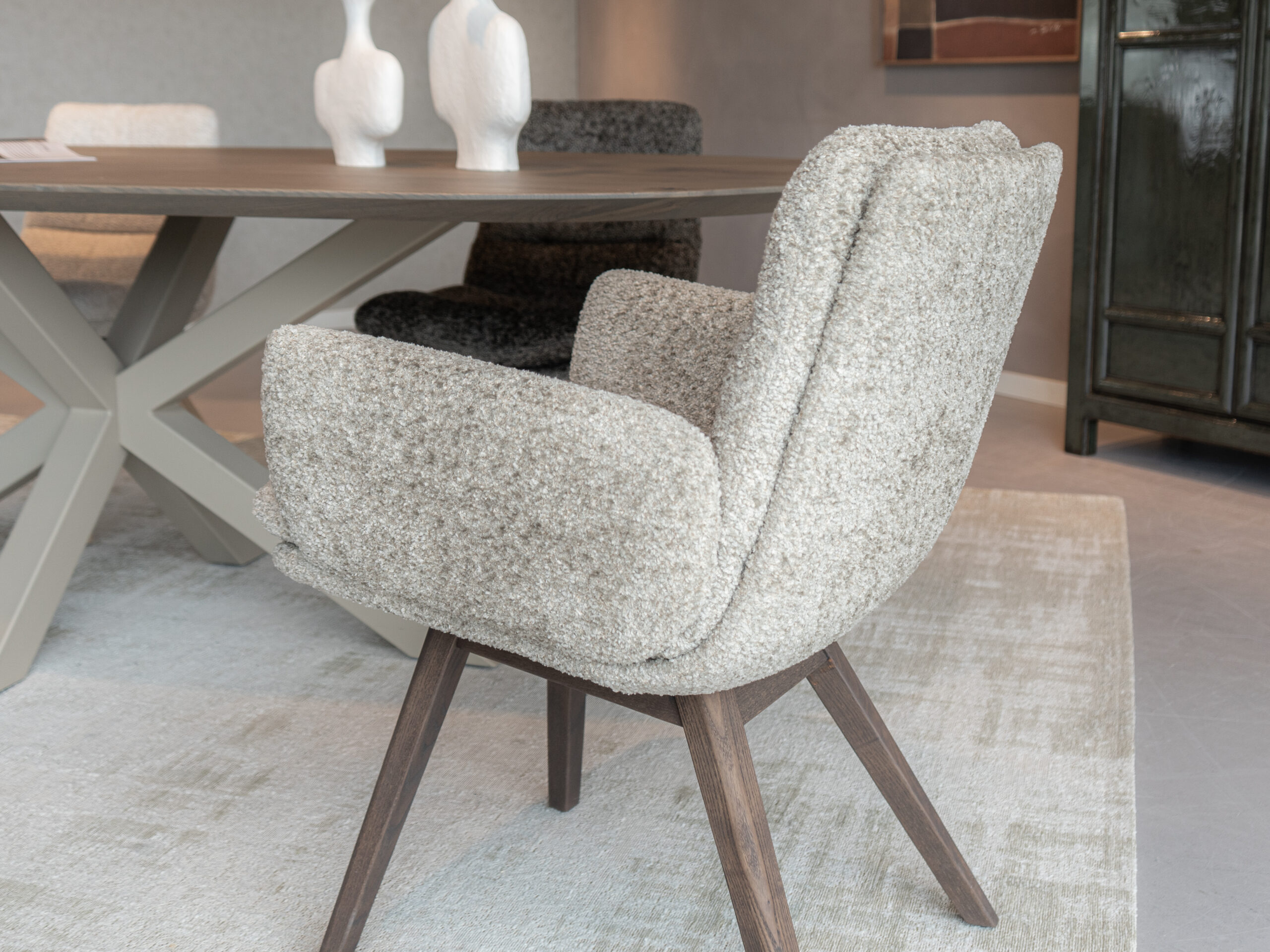 Eetkamerstoel met rustiek houten frame en duurzame materialen