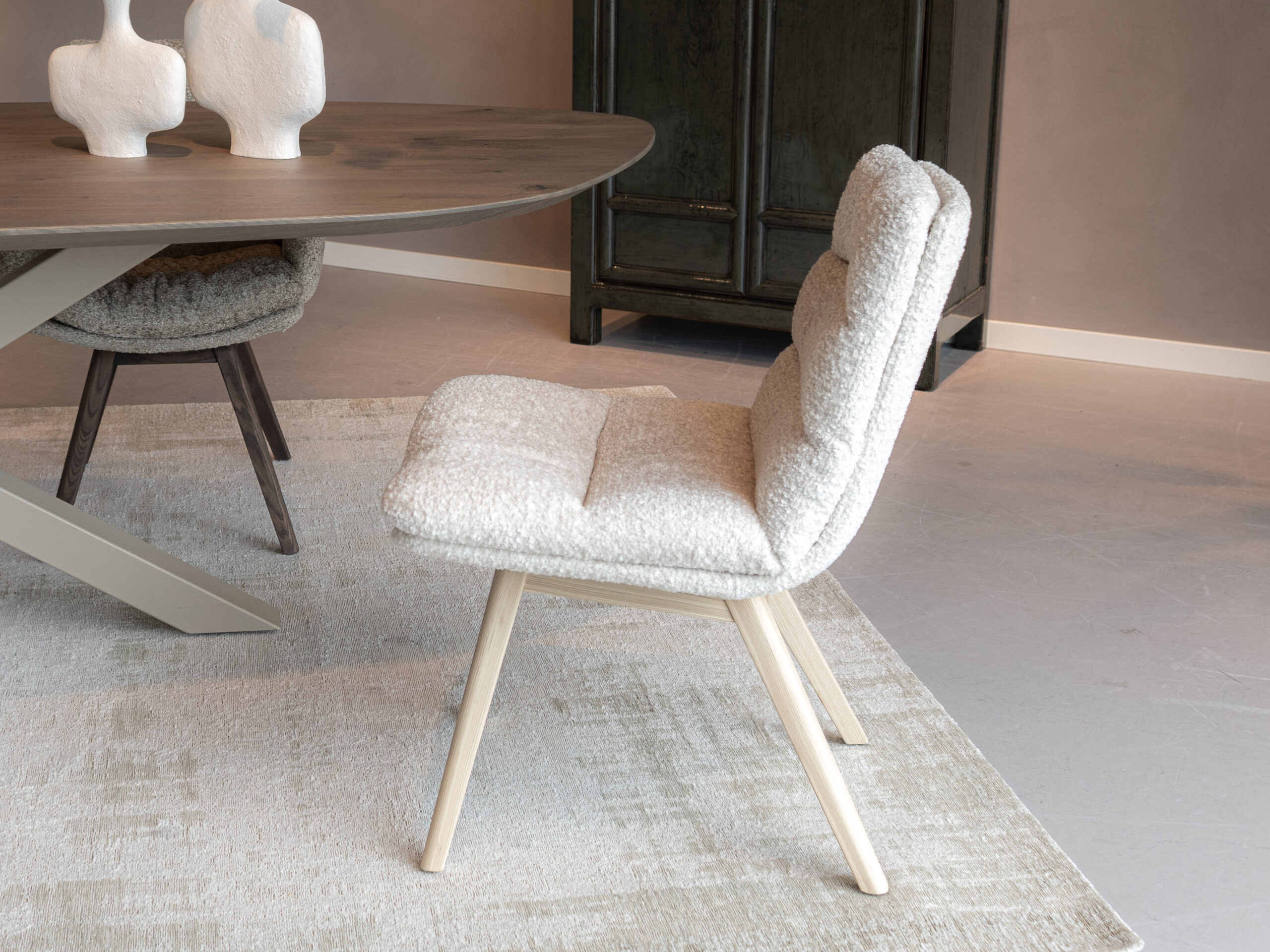 Tijdloze eetstoel met natuurlijke houttint en ergonomisch design
