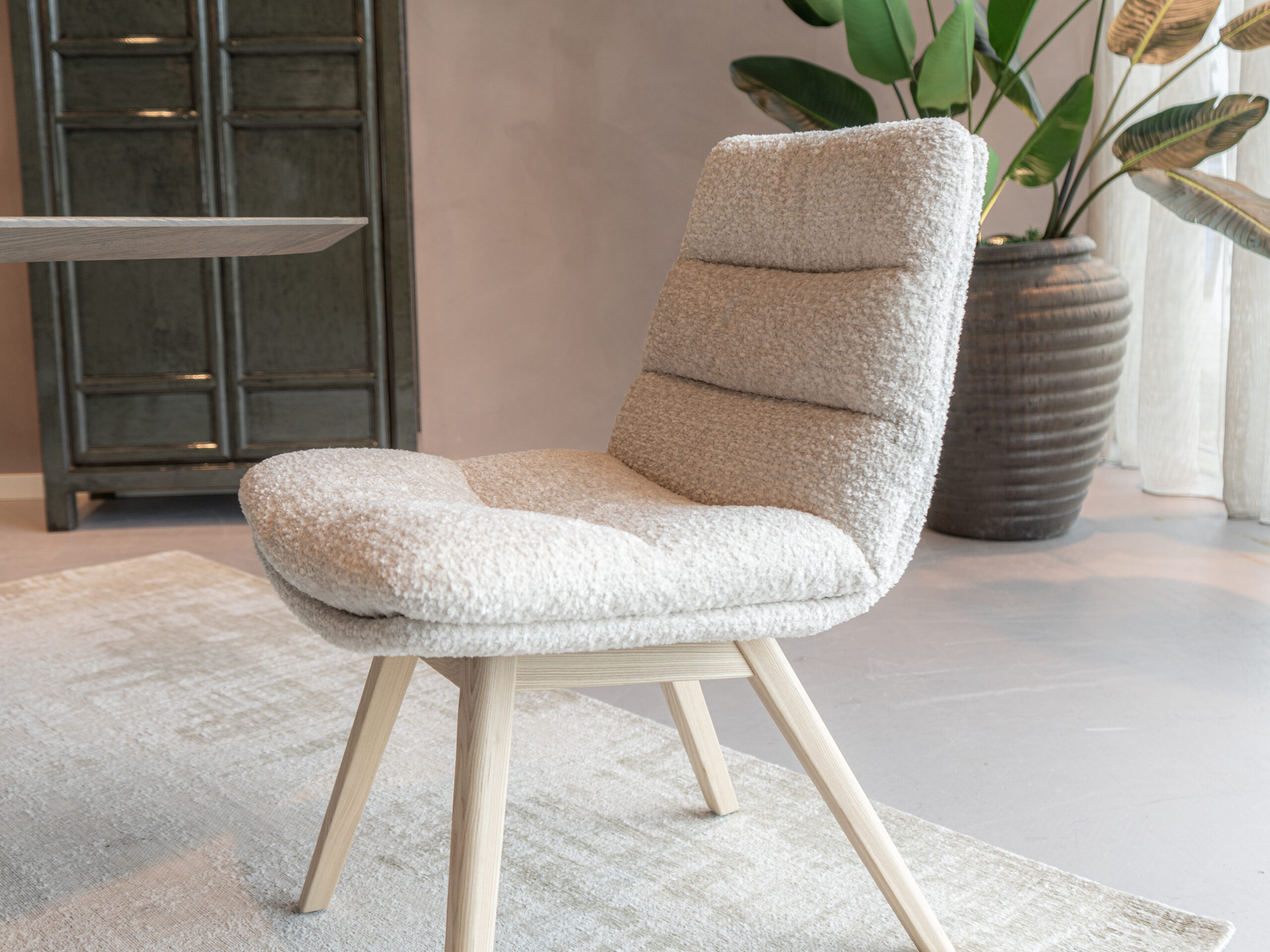 Eetkamerstoel zonder arm leuning, houten frame en slanke zitting