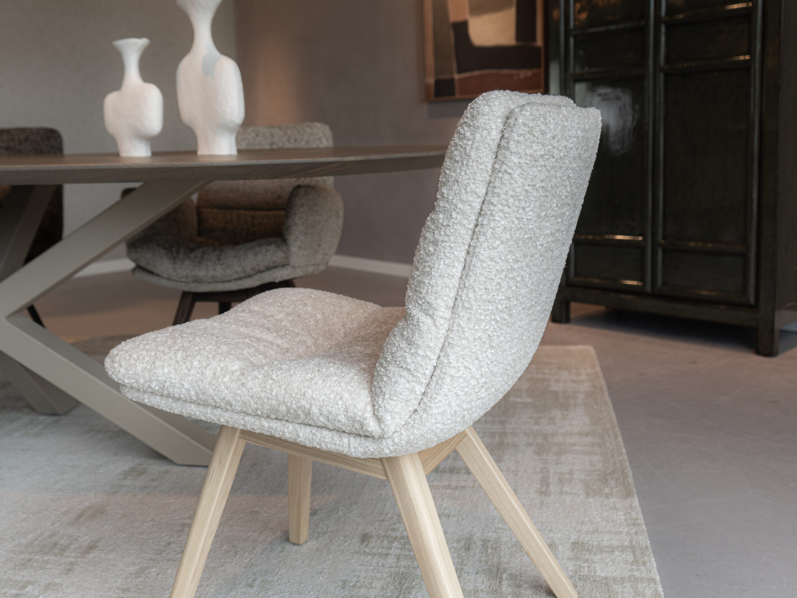 Eetkamerstoel met houten frame, geschikt voor langdurig zitten