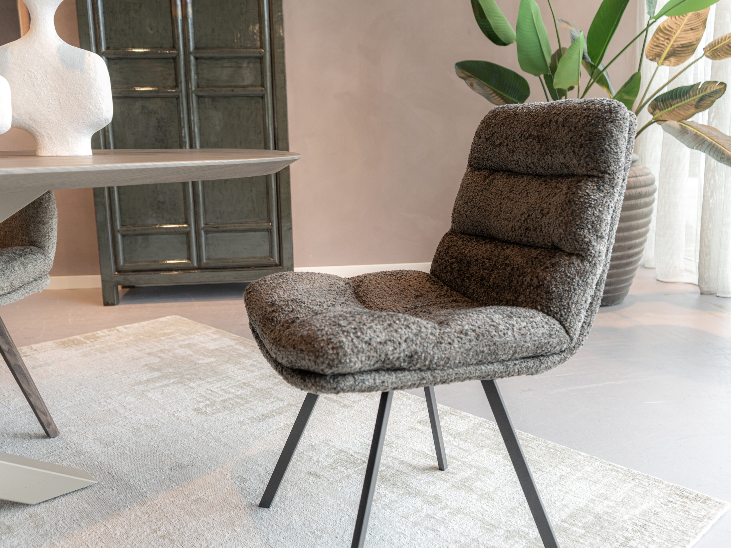 Eetkamerstoel met opvallend metalen designframe en comfortabele zit