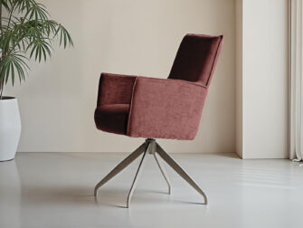 Donkerrode eetkamerstoel met robuust design