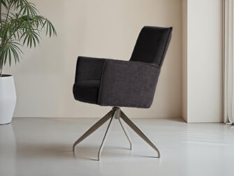 Moderne zwarte eetkamerstoel met stalen frame